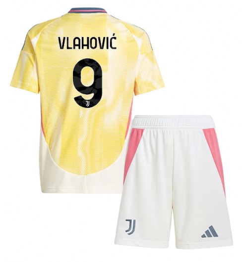 Köpa Billiga Barn Juventus Bortatröja 2024/25 Dusan Vlahovic 9 Kortärmad (+ Korta byxor) 1 Köpa Billiga Barn Juventus Bortatröja 2024/25 Dusan Vlahovic 9 Kortärmad (+ Korta byxor)
