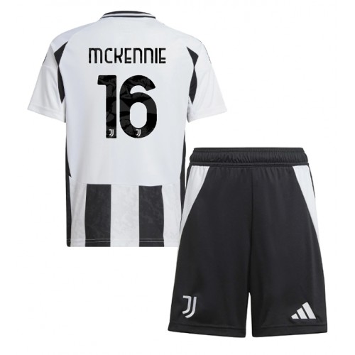 Köpa Billiga Barn Juventus Hemmatröja 2024/25 Weston McKennie 16 Kortärmad (+ Korta byxor) 1 Köpa Billiga Barn Juventus Hemmatröja 2024/25 Weston McKennie 16 Kortärmad (+ Korta byxor)