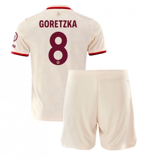Köpa Barn Bayern München Tredjetröja 2024/25 Leon Goretzka 8 Kortärmad (+ Korta byxor) 1 Köpa Barn Bayern München Tredjetröja 2024/25 Leon Goretzka 8 Kortärmad (+ Korta byxor)
