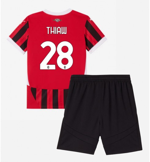 Köpa Billiga Barn AC Milan Hemmatröja 2024/25 Malick Thiaw 28 Kortärmad (+ Korta byxor) 1 Köpa Billiga Barn AC Milan Hemmatröja 2024/25 Malick Thiaw 28 Kortärmad (+ Korta byxor)