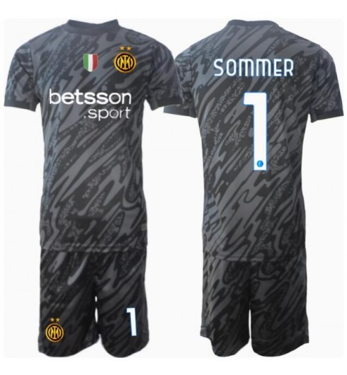 Köpa Billiga Barn Inter Milan Målvakt Tredjetröja 2024/25 Yann Sommer 1 Kortärmad (+ Korta byxor) Köpa Billiga Barn Inter Milan Målvakt Tredjetröja 2024/25 Yann Sommer 1 Kortärmad (+ Korta byxor)