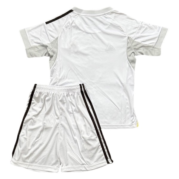 Köp Barn Fotbollströjor Real Madrid Hemmatröja 2025/26 Fotbollssats Kortärmad (+ Shorts) 2 Köp Barn Fotbollströjor Real Madrid Hemmatröja 2025/26 Fotbollssats Kortärmad (+ Shorts)-1