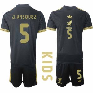 Köp Mexiko 2025 Gold Cup Fotbollströja Barn Johan Vasquez 5 Fotbollsklädset Kortärmad + Shorts
