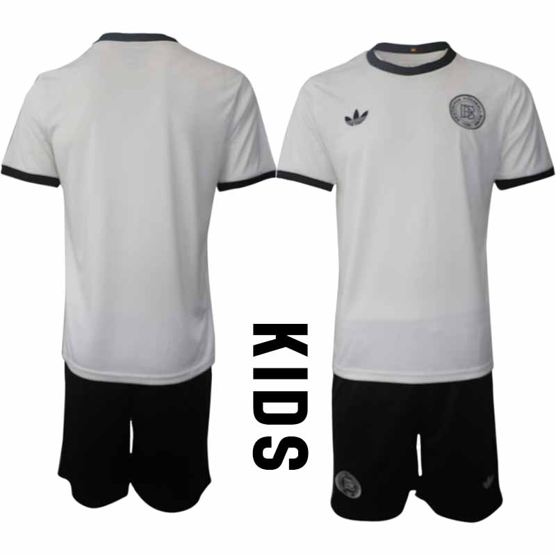 Köp Barn Tyskland 125-årsjubileum Hemmatröja 2025/26 Fotbollsställ Kortärmad (+ Korta byxor) 1 Köp Barn Tyskland 125-årsjubileum Hemmatröja 2025/26 Fotbollsställ Kortärmad (+ Korta byxor)