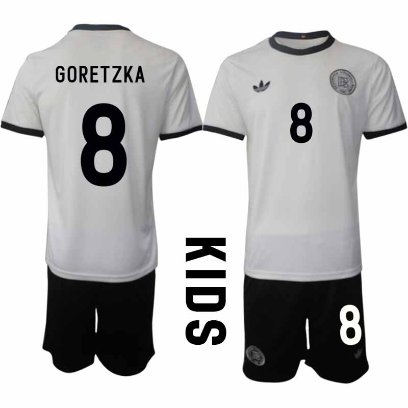 Köp Tyskland Barn Hemmatröja 2025/26 Leon Goretzka 8 Fotbollsställ Kortärmad (+ Korta byxor) – Tysklands 125-årsjubileumskit