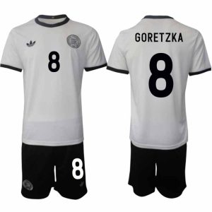 Köp Tyskland Herr Hemmatröja 2025/26 Leon Goretzka 8 Fotbollsställ Kortärmad (+ Korta byxor) – Tysklands 125-årsjubileumskit