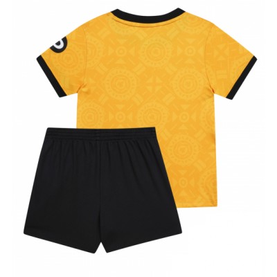 Wolves FC 2025/26 Hemmatröja Barn Set – Kortärmad Fotbollströja med Shorts 2 Wolves Hemmaställ Barn 2025/26 Kortärmad Fotbollströja + Shorts