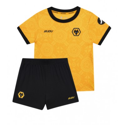 Wolves FC 2025/26 Hemmatröja Barn Set – Kortärmad Fotbollströja med Shorts 1 Wolves FC 2025/26 Hemmatröja Barn Set – Kortärmad Fotbollströja med Shorts