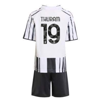 Juventus Barn Hemmaställ 2025/26 Khéphren Thuram 19 Kortärmad Tröja + Shorts 1 Juventus Barn Hemmaställ 2025/26 Khéphren Thuram 19 Kortärmad Tröja + Shorts