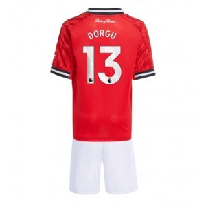 Manchester United Barn Hemmaställ 2025/26 Patrick Dorgu 13 Kortärmad Tröja + Shorts