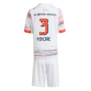 FC Bayern München Barn Bortaställ 2025/26 Kim Min-jae #3 Kortärmad + Shorts
