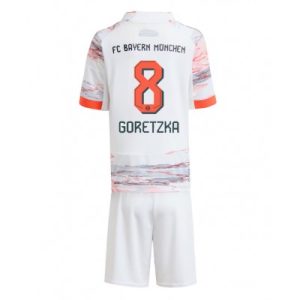 FC Bayern München Barn Bortaställ 2025/26 Leon Goretzka #8 Kortärmad + Shorts