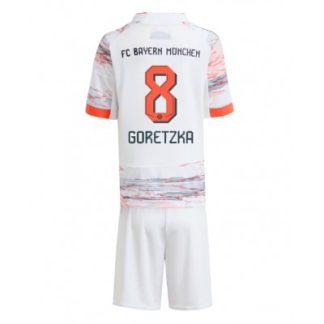 FC Bayern München Barn Bortaställ 2025/26 Leon Goretzka #8 Kortärmad + Shorts