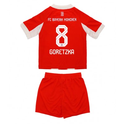 FC Bayern München Barn Hemmaställ 2025/26 Leon Goretzka #8 Kortärmad + Shorts 1 FC Bayern München Barn Hemmaställ 2025/26 Leon Goretzka #8 Kortärmad + Shorts