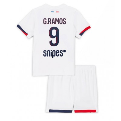 Paris Saint-Germain Barn Bortaställ 2025/26 Gonçalo Ramos 9 Kortärmad Tröja + Shorts 1 Paris Saint-Germain Barn Bortaställ 2025/26 Gonçalo Ramos 9 Kortärmad Tröja + Shorts