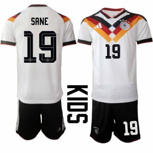 Tyskland 2026 VM Hemmaställ Barn Leroy Sané #19 Kortärmad Tröja + Shorts