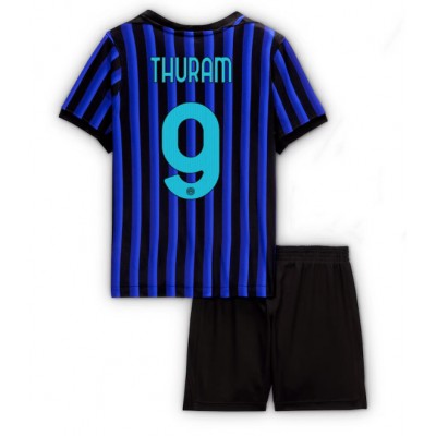 Inter Milan 2025/26 Hemmatröja Barn Set – Marcus Thuram #9 Kortärmad Fotbollströja med Shorts 1 Inter Milan 2025/26 Hemmatröja Barn Set – Marcus Thuram #9 Kortärmad Fotbollströja med Shorts