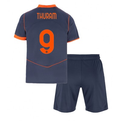 Inter Milan 2025/26 Tredjetröja Barn Set – Marcus Thuram #9 Kortärmad Fotbollströja med Shorts 1 Inter Milan 2025/26 Tredjetröja Barn Set – Marcus Thuram #9 Kortärmad Fotbollströja med Shorts