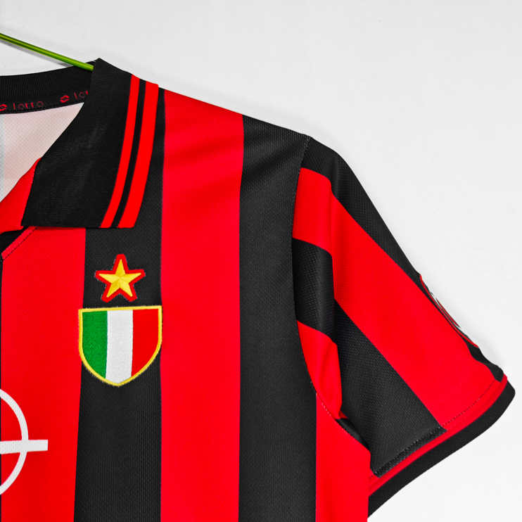 AC Milan Retro Hemmatröja 1996/97 – Klassisk Fotbollströja 3 AC Milan Retro Hemmatröja 1996/97 – Klassisk Fotbollströja - Bild 3
