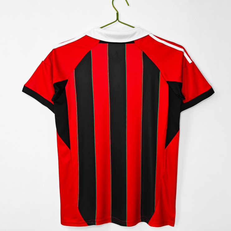 AC Milan Retro Hemmatröja 2012/13 – Klassisk Fotbollströja 2 AC Milan Retro Hemmatroja 2012 13 Klassisk Fotbollstroja 1