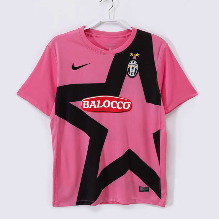 Juventus 2011/12 Retro Bortatröja – Klassisk Rosa Fotbollströja 1 Juventus 2011/12 Retro Bortatröja – Klassisk Rosa Fotbollströja