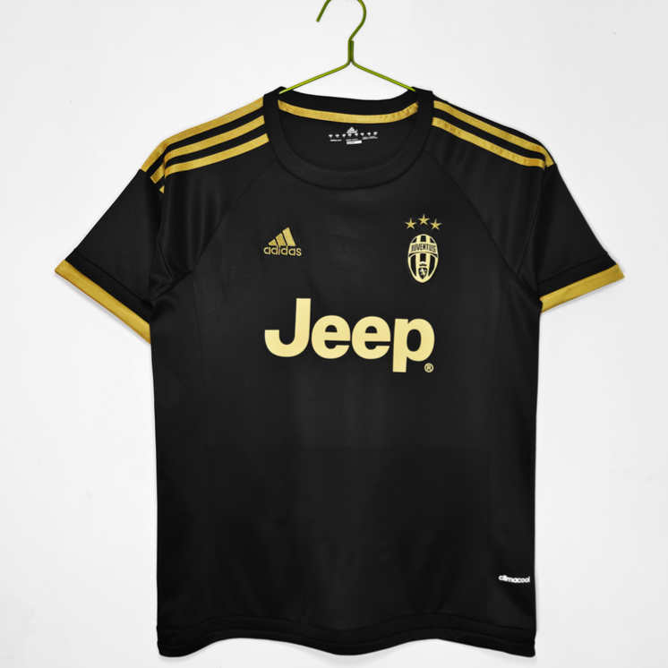 Juventus Retro Tredjetröja 2015/16 – Klassisk Svart Fotbollströja 1 Juventus Retro Tredjetröja 2015/16 – Klassisk Svart Fotbollströja