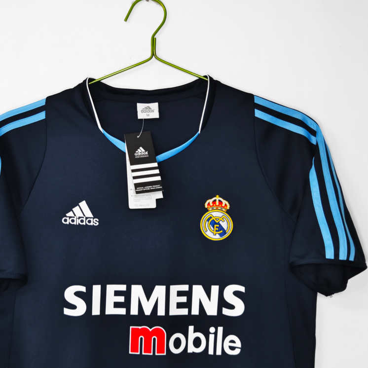 Real Madrid Retro Bortatröja 2003/04 – Klassisk Fotbollströja 4 Real Madrid Retro Bortatröja 2003/04 – Klassisk Fotbollströja - Bild 4