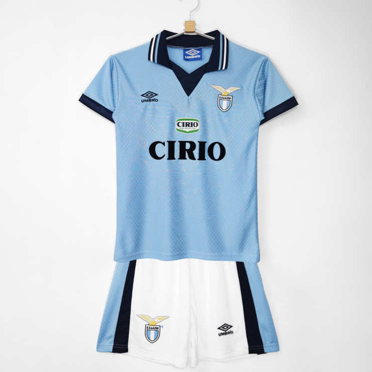 SS Lazio Retro Barn Hemmaställ 1996/97 – Klassiskt Fotbollsställ 1 SS Lazio Retro Barn Hemmaställ 1996/97 – Klassiskt Fotbollsställ