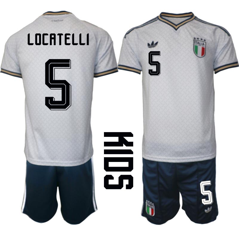 Italien Bortaställ VM 2026 Barn Manuel Locatelli 5 Tröja och Shorts 1 Italien Bortaställ VM 2026 Barn Manuel Locatelli 5 Tröja och Shorts